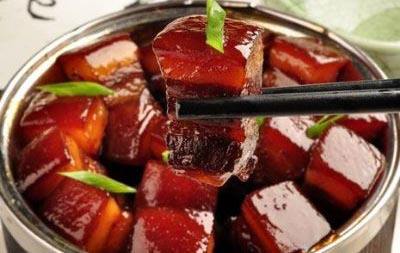 把排骨酱2瓶,海鲜酱2瓶,柱侯酱1瓶,蚝油l/4瓶,花生酱1/4瓶和古越龙山