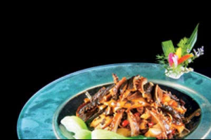 私厨韭香参 海参搭配韭菜和肉燥一起炒制，实属一种创新